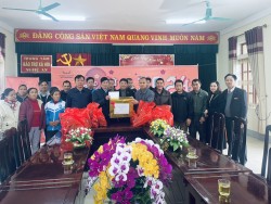 Quỹ nhân đạo Tập đoàn Mường Thanh tặng quà Tết tại Trung tâm Bảo trợ xã hội.