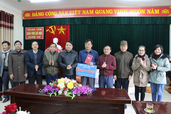 Ban Dân vận Tỉnh uỷ thăm, tặng quà Trung tâm bảo trợ xã hội tỉnh Nghệ An