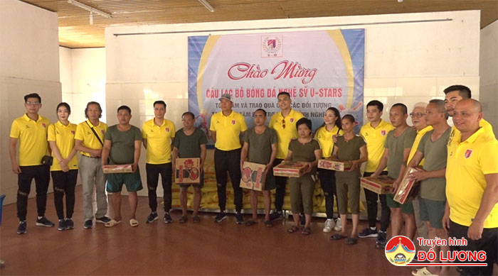 Câu lạc bộ bóng đá V – Stars tặng quà cho các đối tượng tại Trung tâm công tác xã hội Nghệ An.