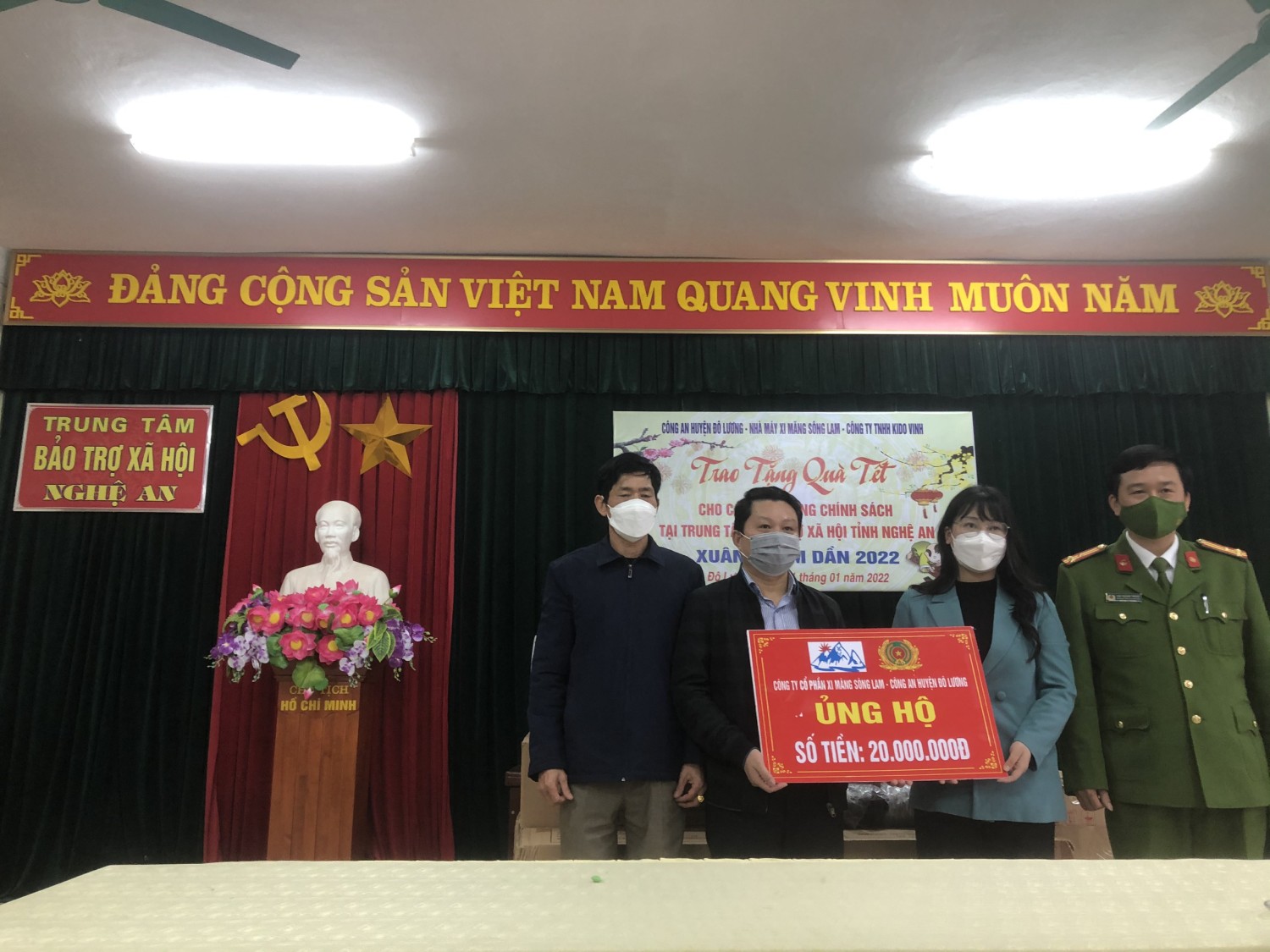 Công an Đô Lương, Nhà máy xi măng Sông Lam, Công ty TNHH KIDO Vinh tặng quà tết tại Trung tâm bảo trợ xã hội