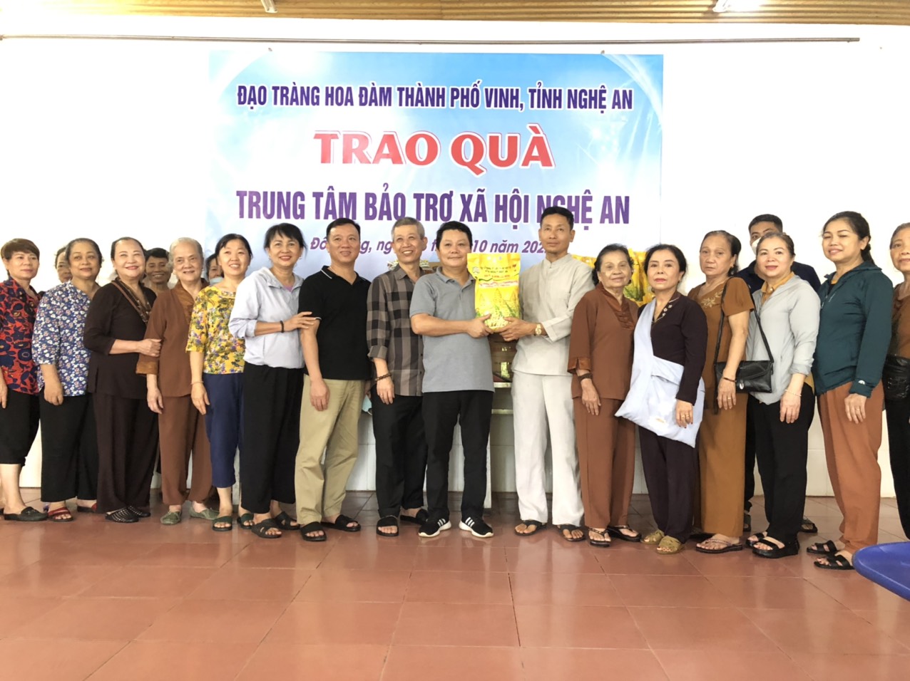 Đạo tràng Hoa Đàm tại Thành phố Vinh tặng quà cho người khuyết tật, người già neo đơn tại Trung tâm