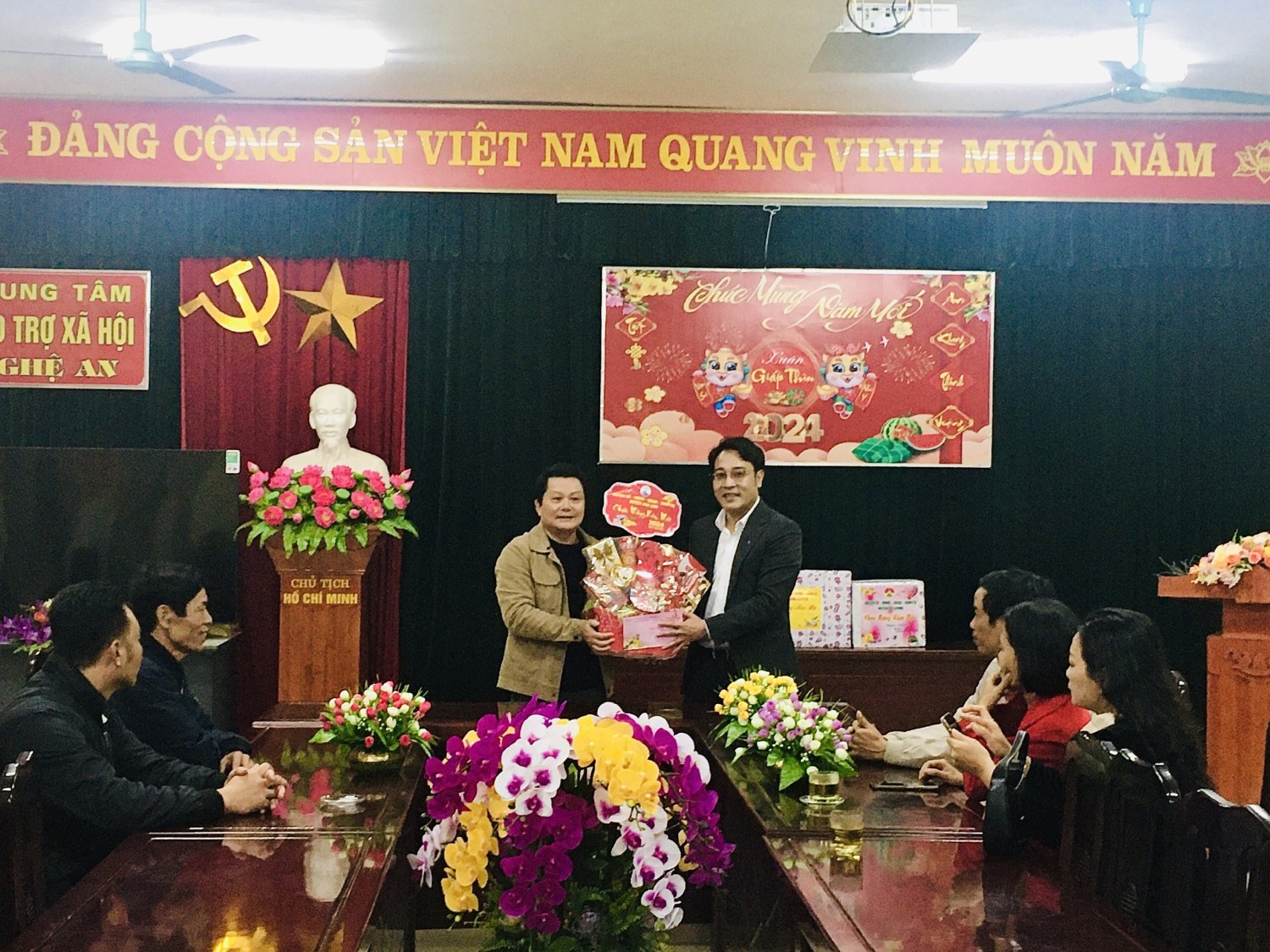 Huyện ủy-HĐND-UBND-UBMTTQ huyện Anh Sơn, thăm, tặng quà, chúc tết Trung tâm